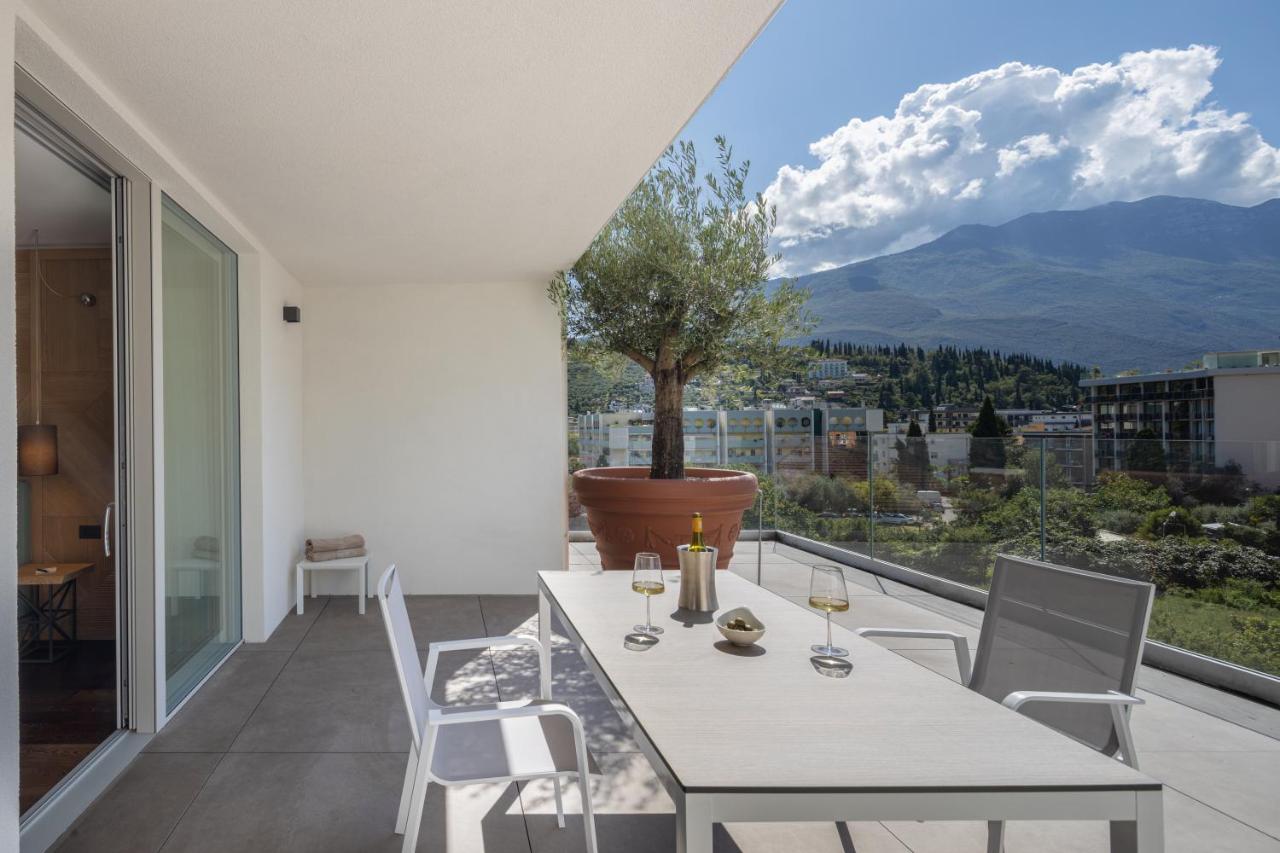 Aris Apartments & Sky Pool - Tonelli Hotels - Adult Friendly リーヴァ・デル・ガルダ エクステリア 写真