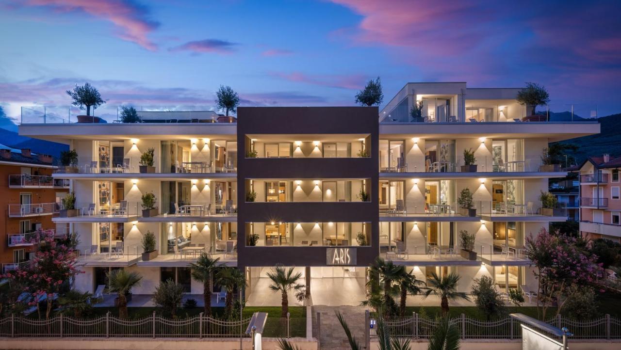 Aris Apartments & Sky Pool - Tonelli Hotels - Adult Friendly リーヴァ・デル・ガルダ エクステリア 写真
