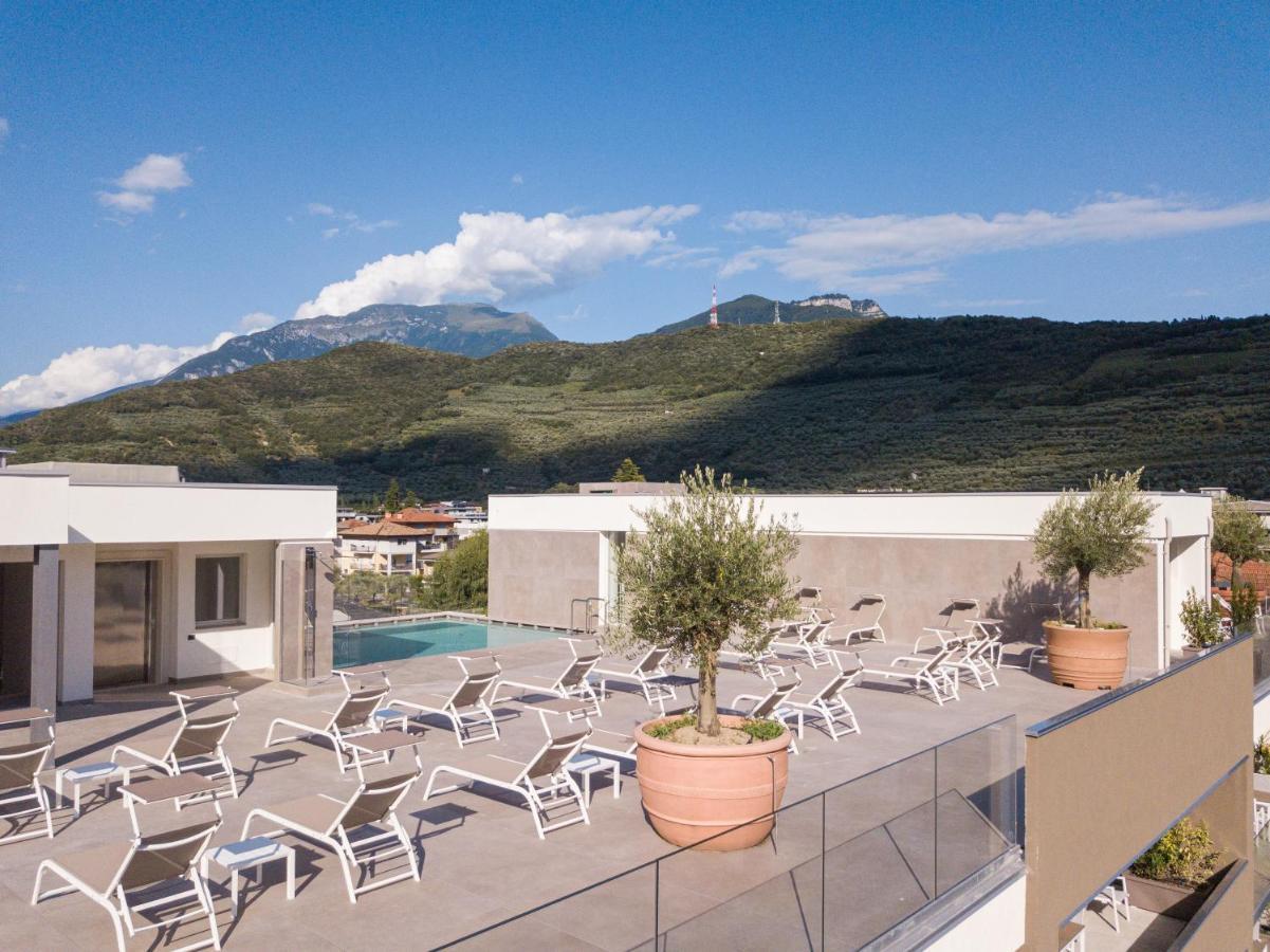 Aris Apartments & Sky Pool - Tonelli Hotels - Adult Friendly リーヴァ・デル・ガルダ エクステリア 写真