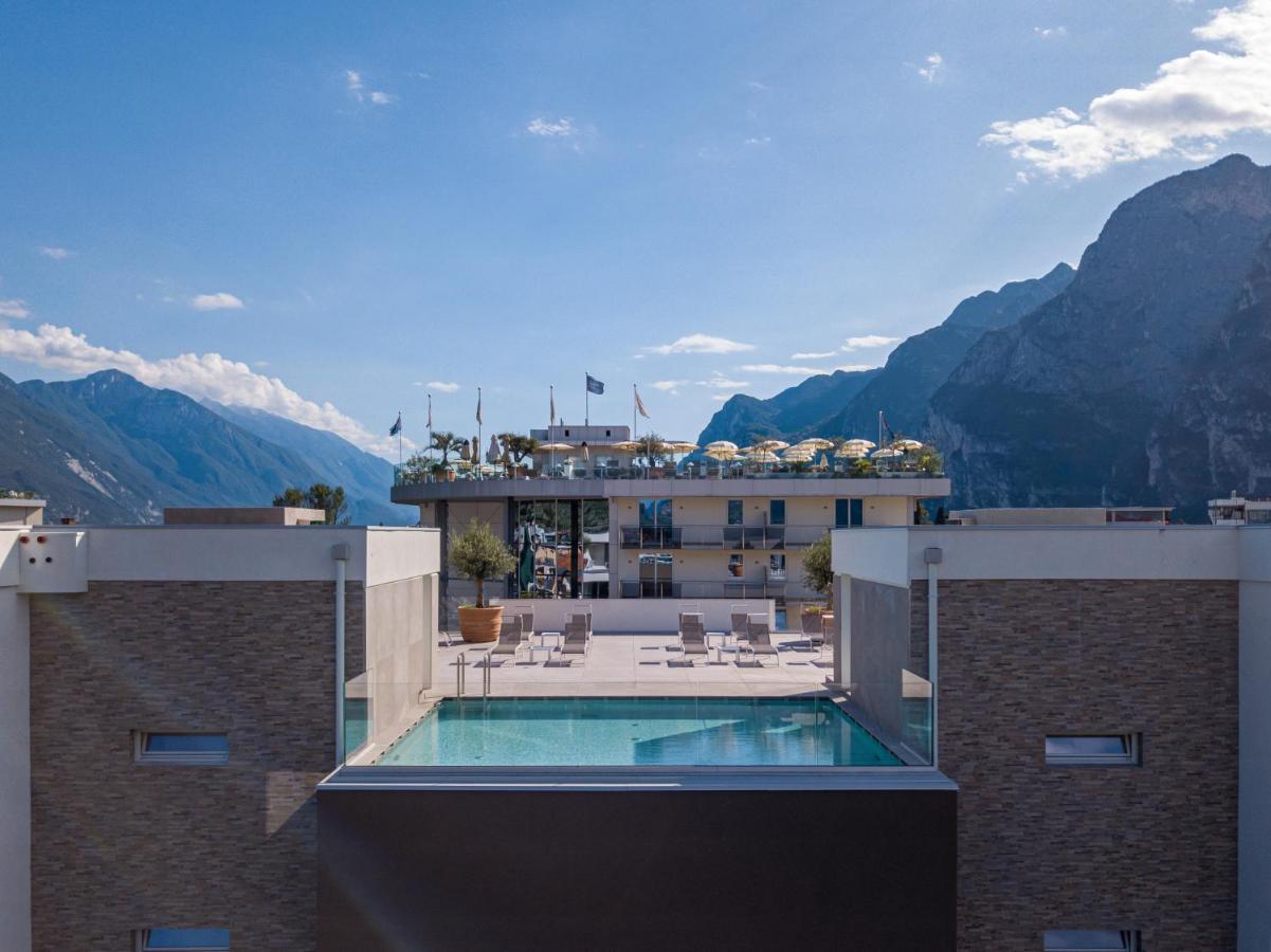 Aris Apartments & Sky Pool - Tonelli Hotels - Adult Friendly リーヴァ・デル・ガルダ エクステリア 写真