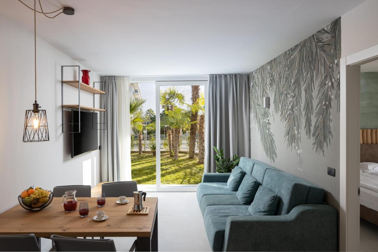 Aris Apartments & Sky Pool - Tonelli Hotels - Adult Friendly リーヴァ・デル・ガルダ 部屋 写真