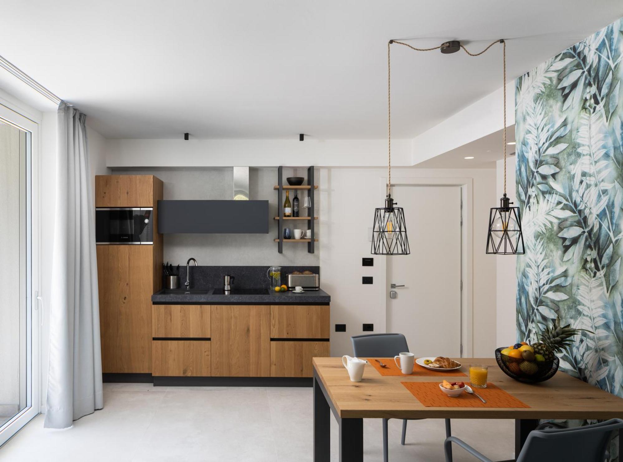Aris Apartments & Sky Pool - Tonelli Hotels - Adult Friendly リーヴァ・デル・ガルダ 部屋 写真