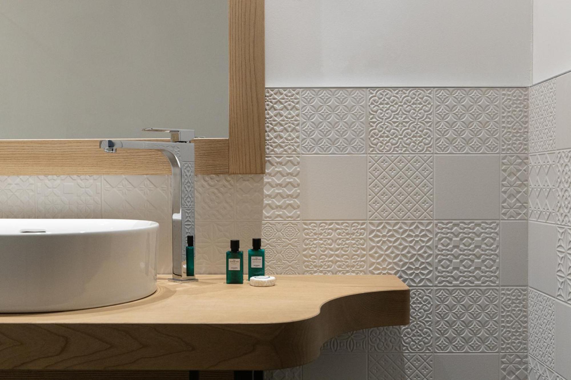 Aris Apartments & Sky Pool - Tonelli Hotels - Adult Friendly リーヴァ・デル・ガルダ 部屋 写真