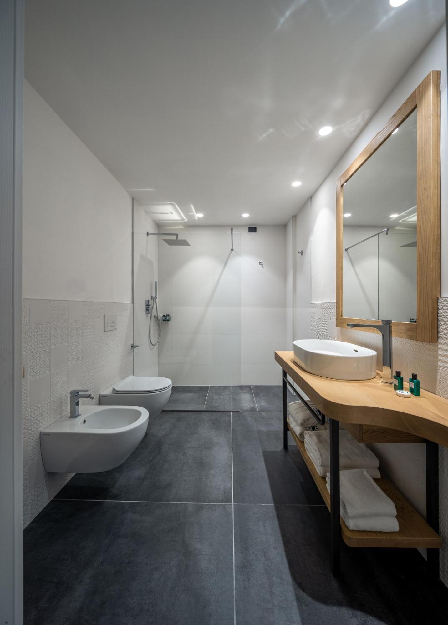 Aris Apartments & Sky Pool - Tonelli Hotels - Adult Friendly リーヴァ・デル・ガルダ 部屋 写真