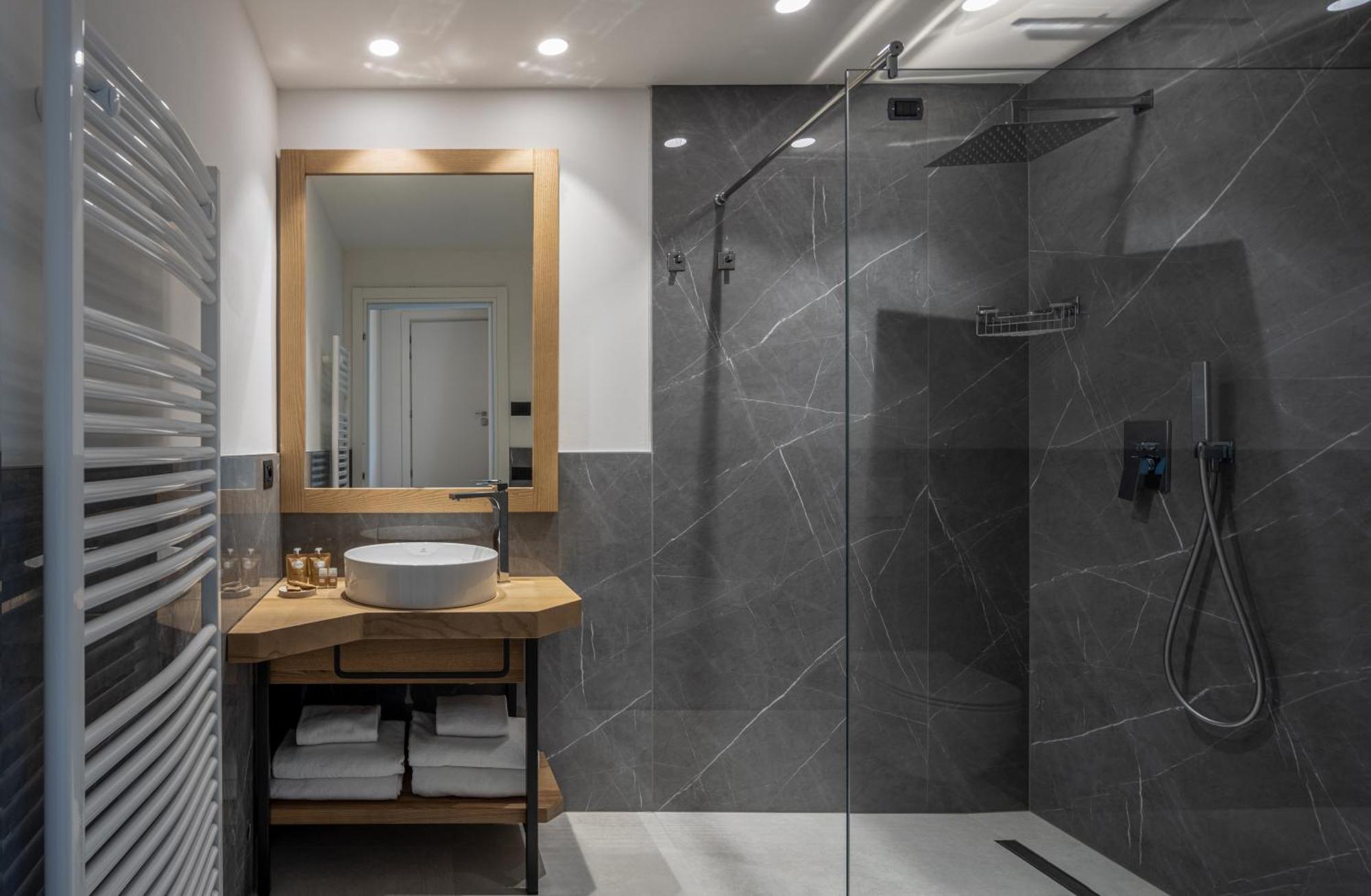Aris Apartments & Sky Pool - Tonelli Hotels - Adult Friendly リーヴァ・デル・ガルダ 部屋 写真