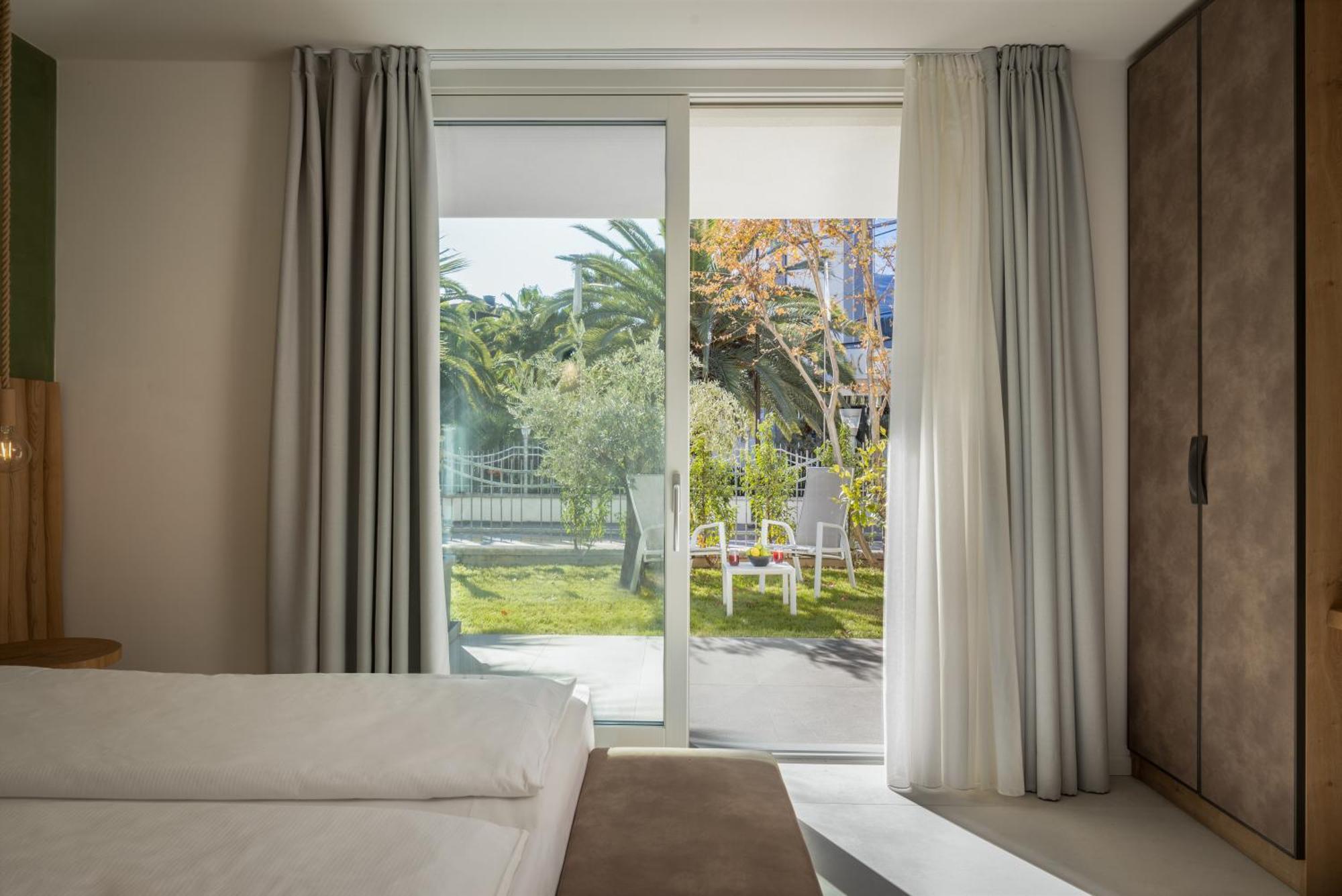 Aris Apartments & Sky Pool - Tonelli Hotels - Adult Friendly リーヴァ・デル・ガルダ 部屋 写真