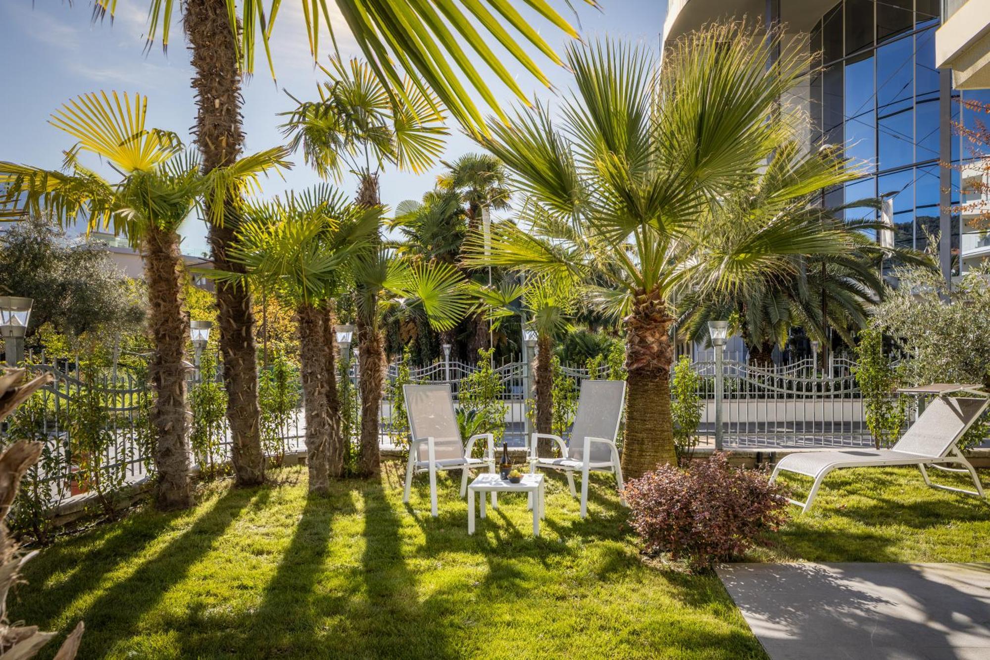 Aris Apartments & Sky Pool - Tonelli Hotels - Adult Friendly リーヴァ・デル・ガルダ 部屋 写真