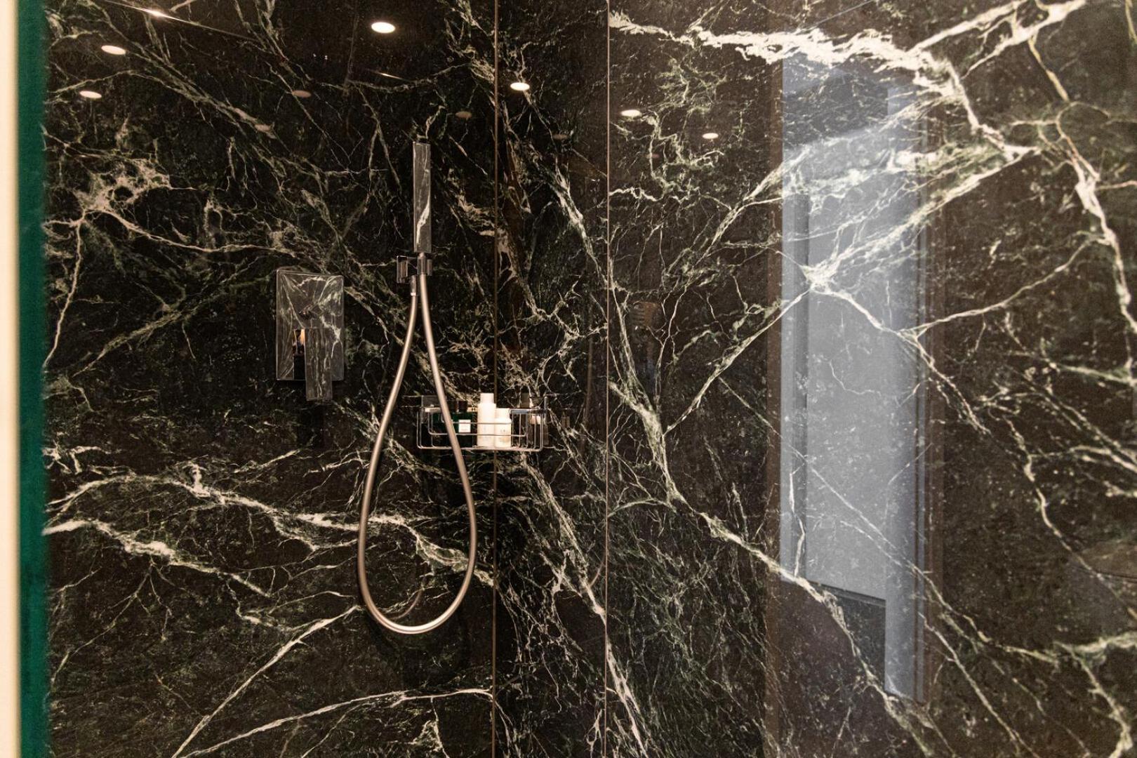 Aris Apartments & Sky Pool - Tonelli Hotels - Adult Friendly リーヴァ・デル・ガルダ 部屋 写真