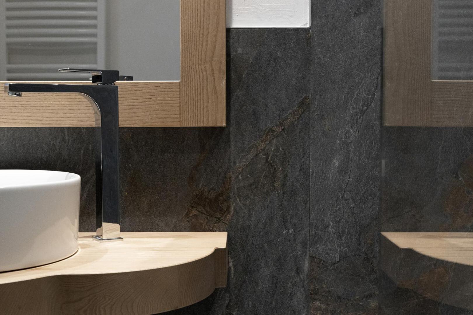 Aris Apartments & Sky Pool - Tonelli Hotels - Adult Friendly リーヴァ・デル・ガルダ エクステリア 写真